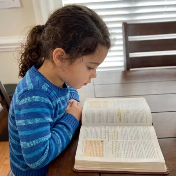 Niña leyendo la Biblia